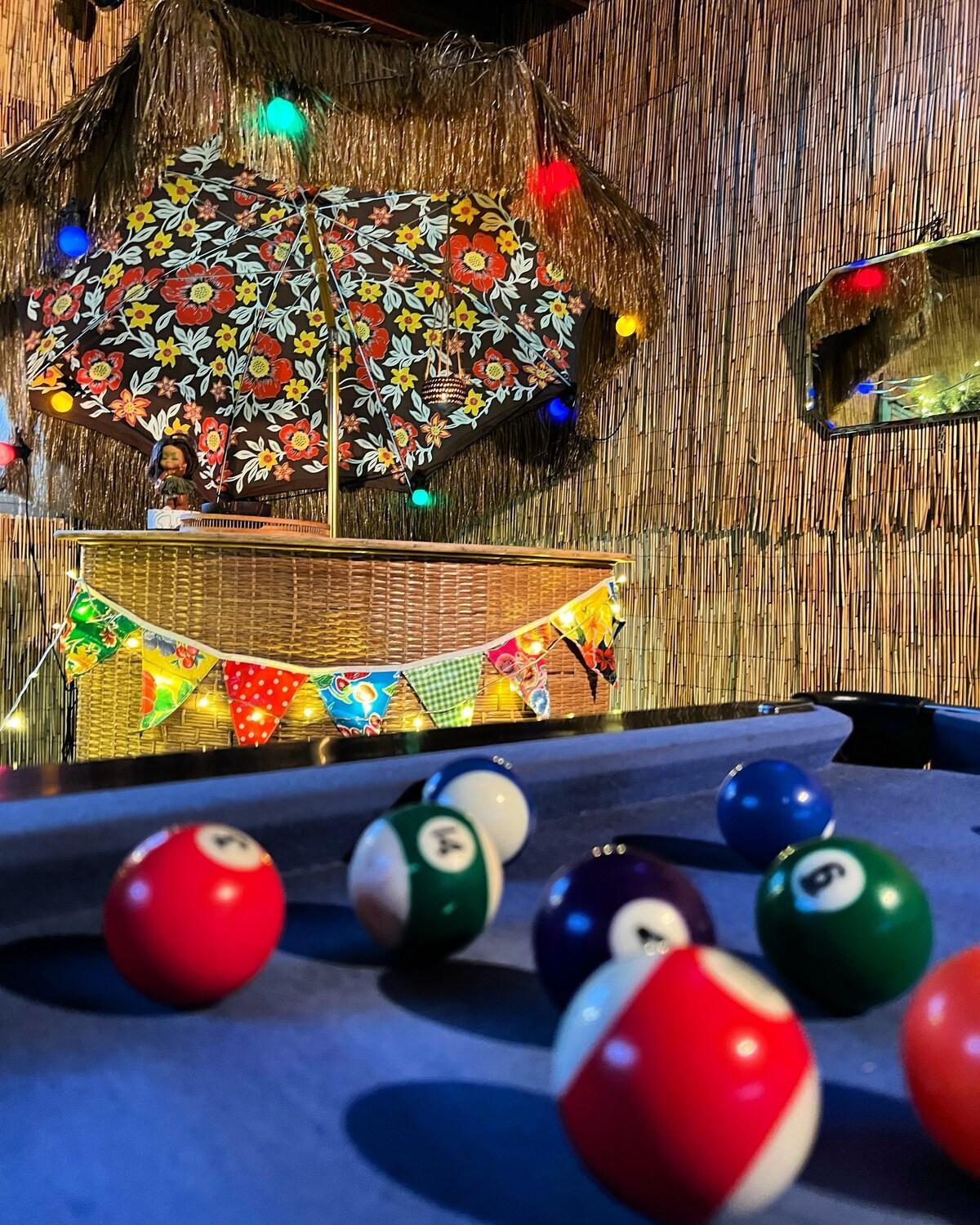 Holiday home The Shack Culburra Beach- Retro Cool Location Pool Table Tiki Bar *